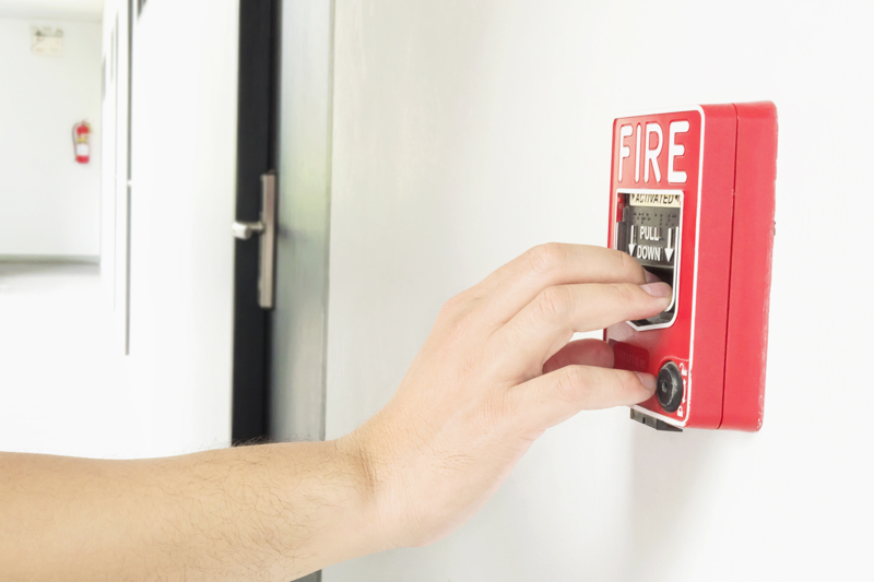 hombre-llegando-su-mano-empujar-estacion-mano-alarma-incendio.jpg